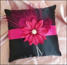 coussin d'alliance brodé noir, cousssin d'alliance mariage, accessoire ceremonie mariagen coussin d'alliance fushia et noir